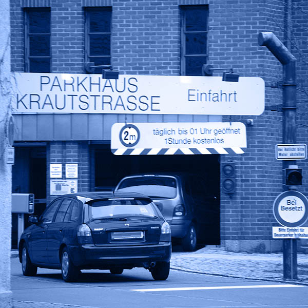 Das Parkhaus Krautstraße befindet sich nur wenige Gehminuten von der Kanzlei entfernt Das Parkhaus Krautstraße befindet sich nur wenige Gehminuten von der Kanzlei entfernt